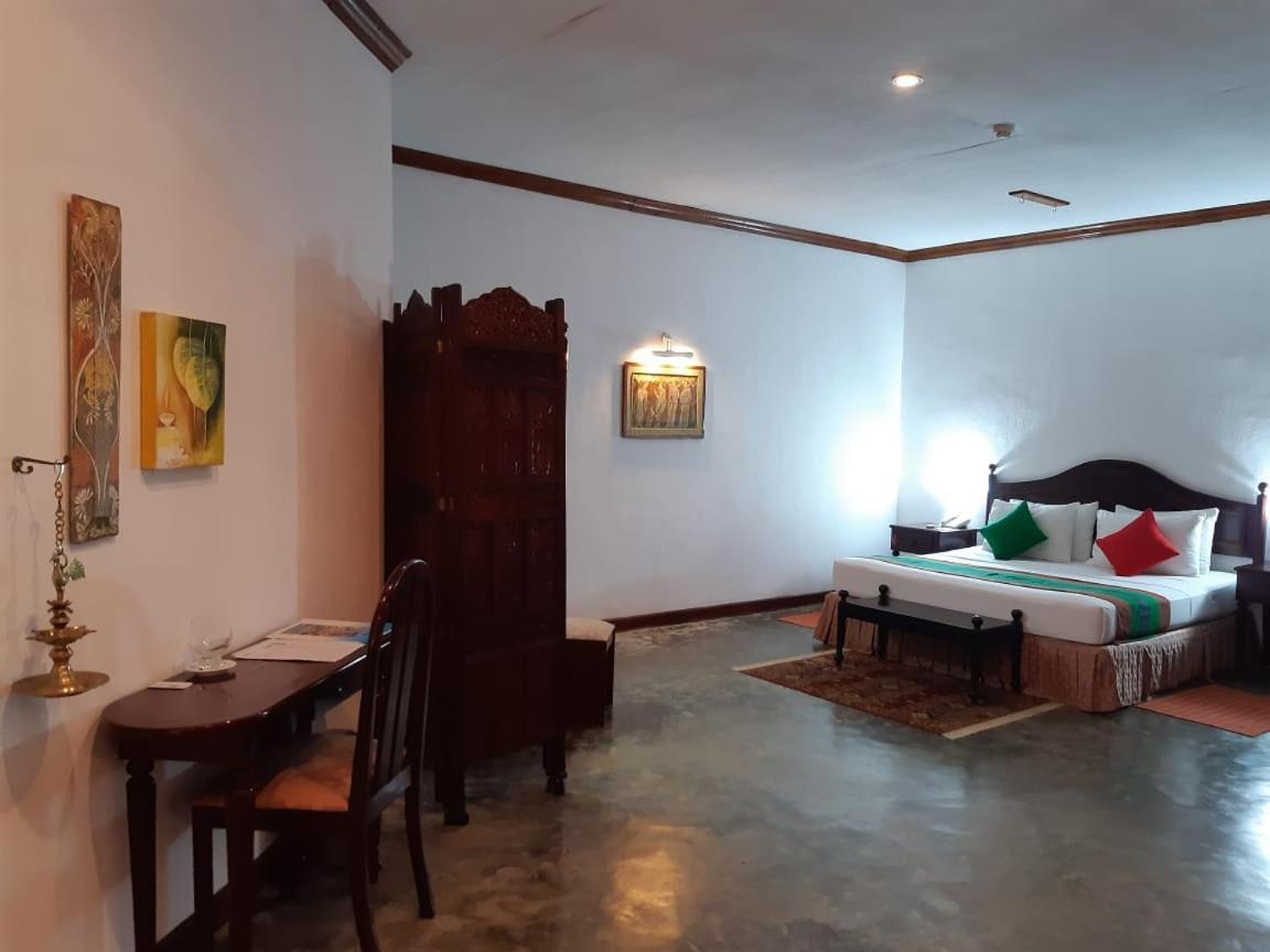 The Oasis Beach Resort Hambantota Exteriör bild