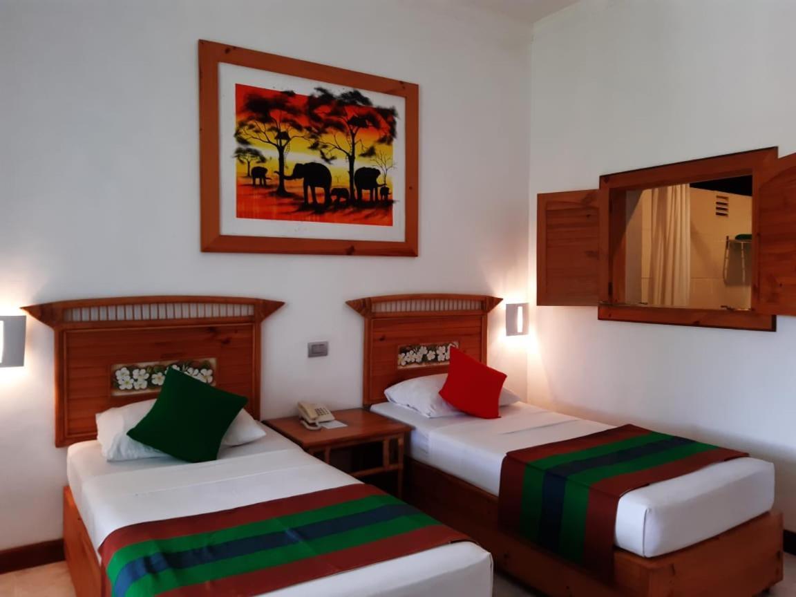 The Oasis Beach Resort Hambantota Exteriör bild