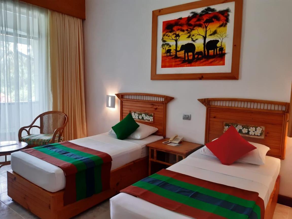 The Oasis Beach Resort Hambantota Exteriör bild