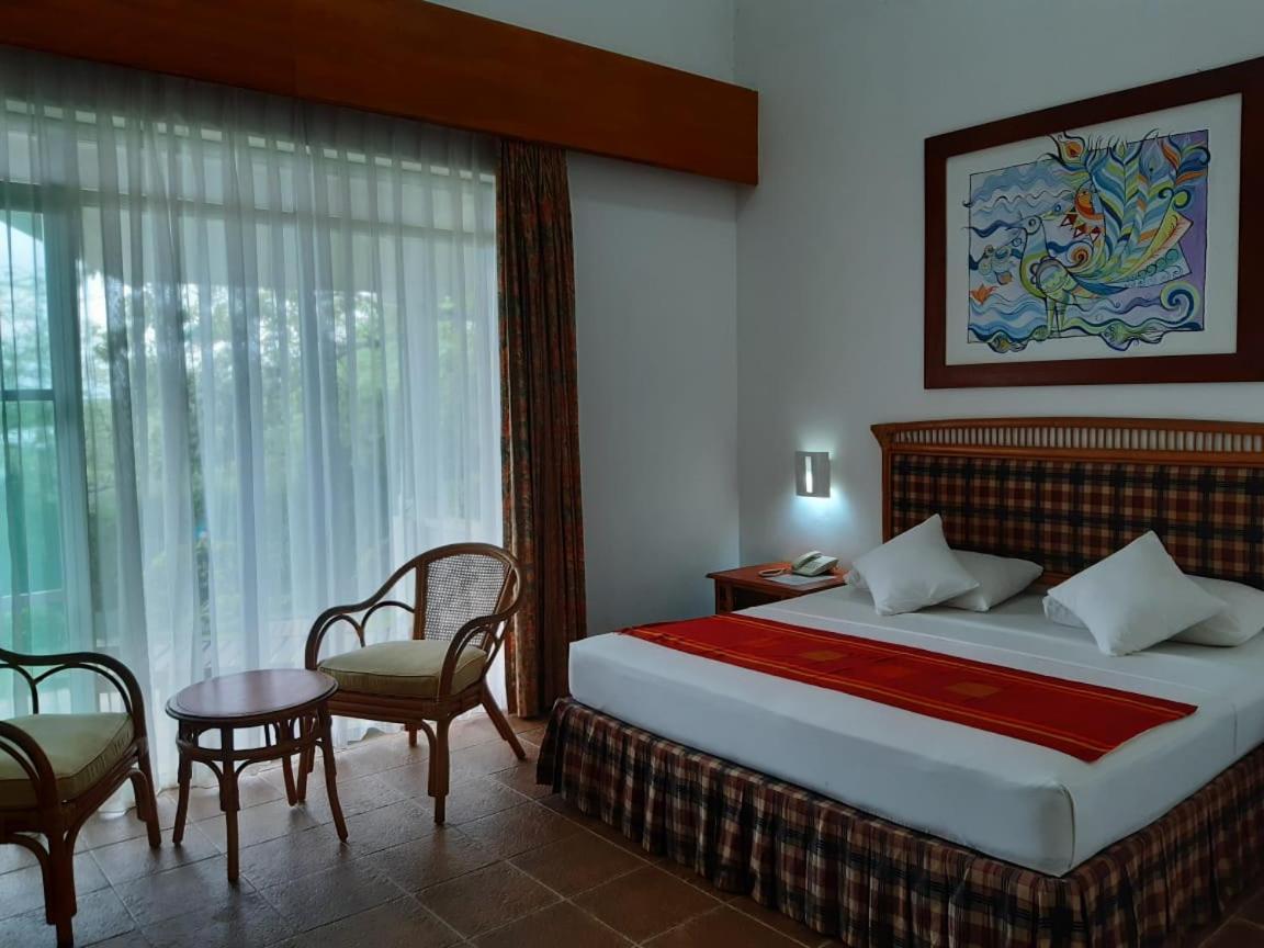 The Oasis Beach Resort Hambantota Exteriör bild