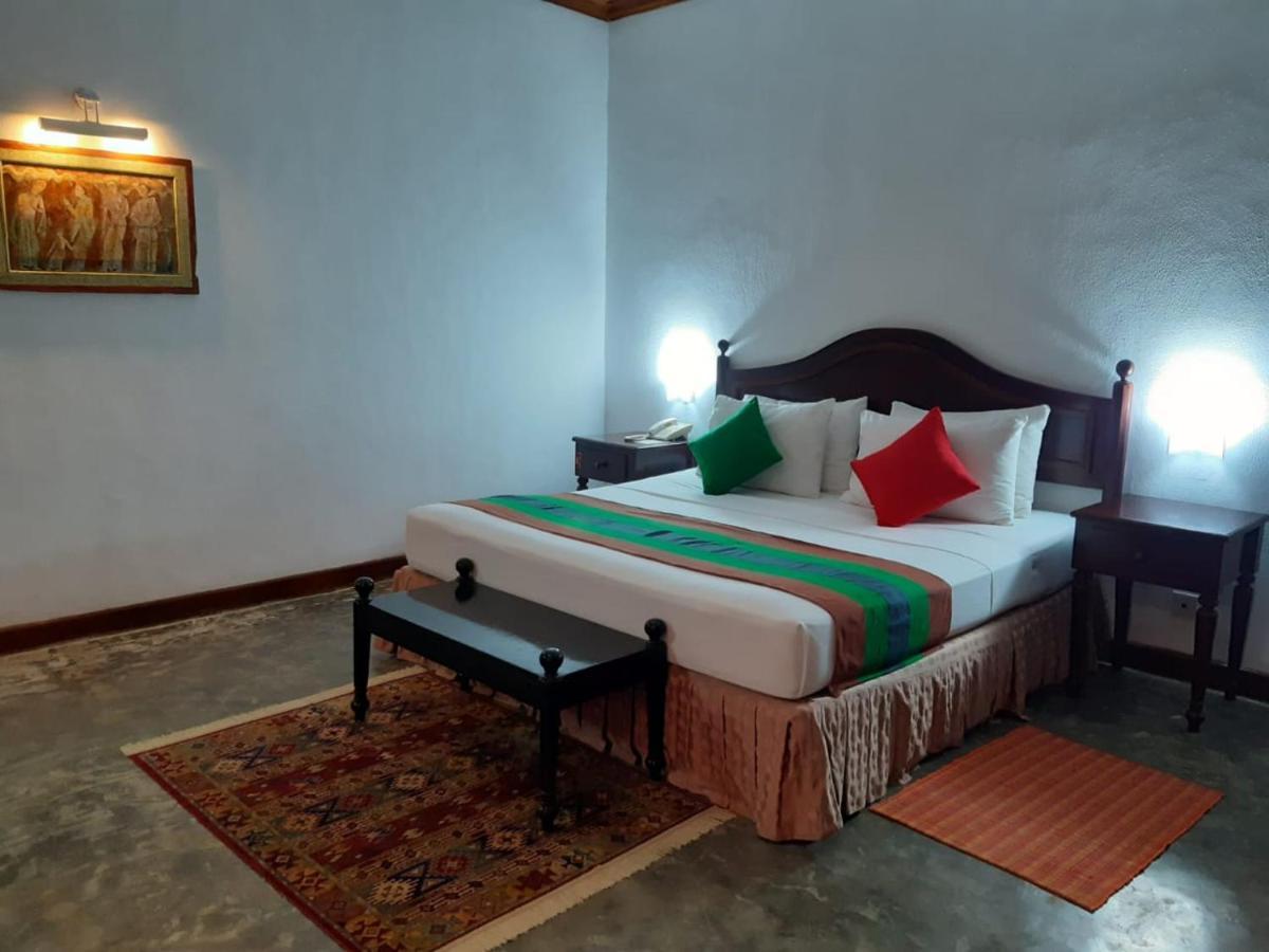 The Oasis Beach Resort Hambantota Exteriör bild