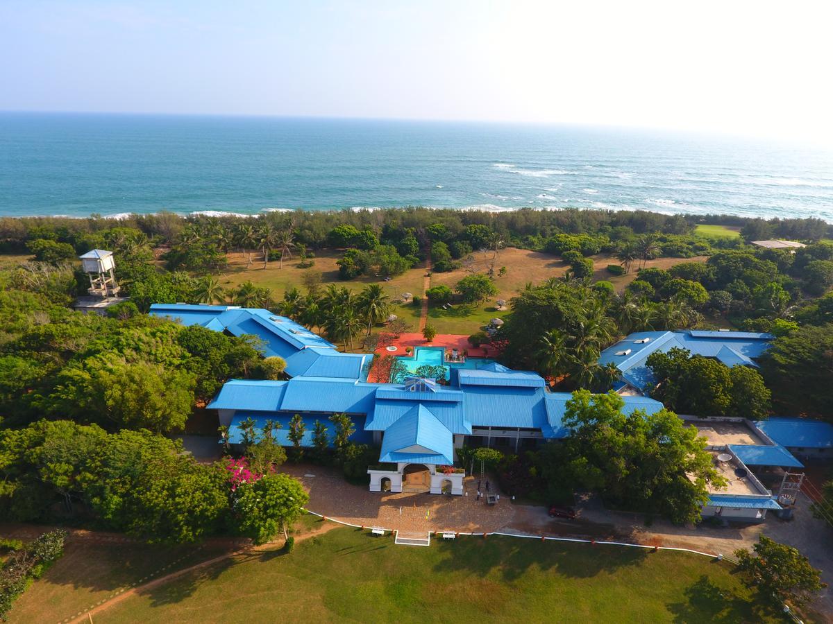 The Oasis Beach Resort Hambantota Exteriör bild