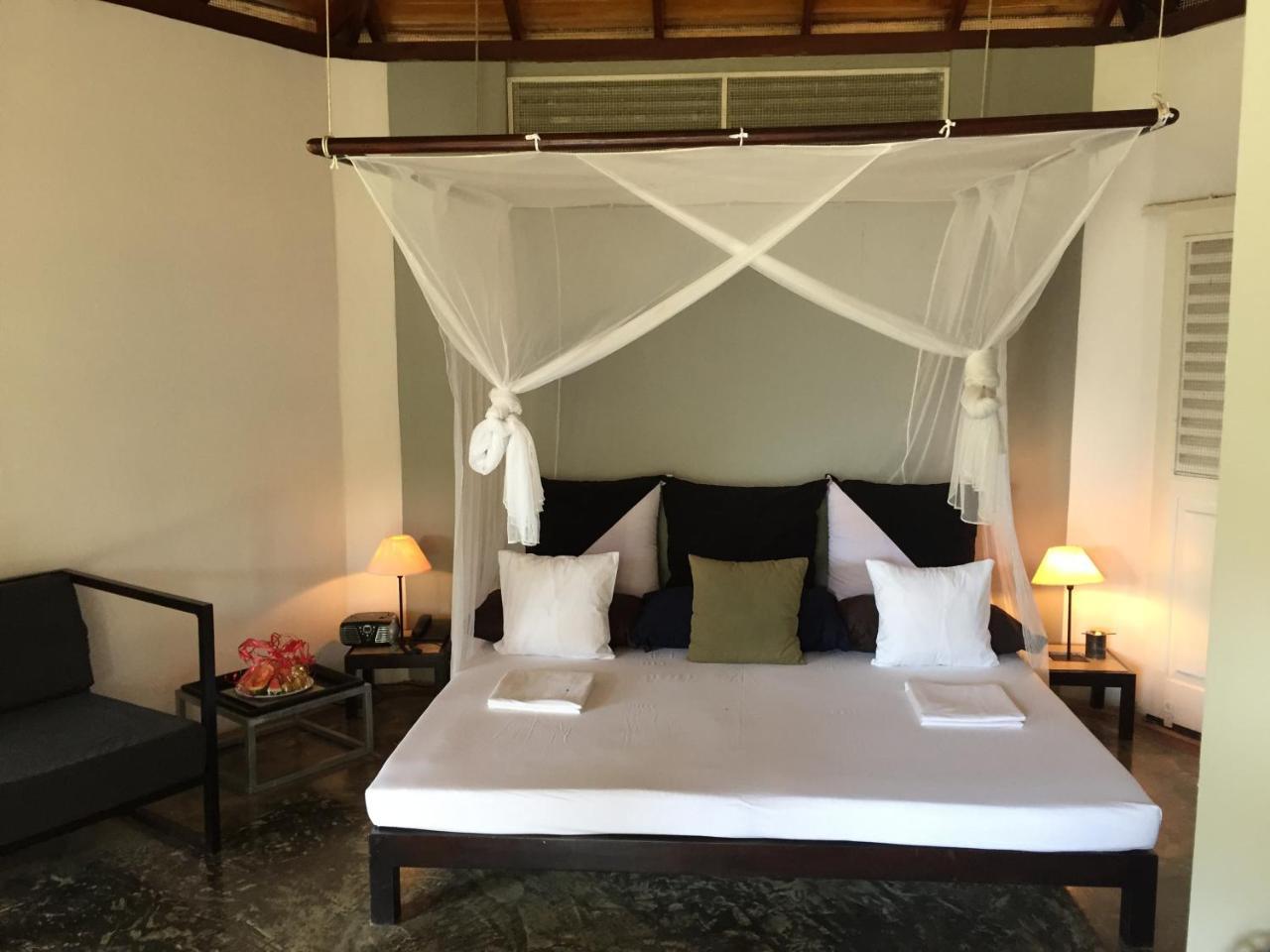 The Oasis Beach Resort Hambantota Exteriör bild