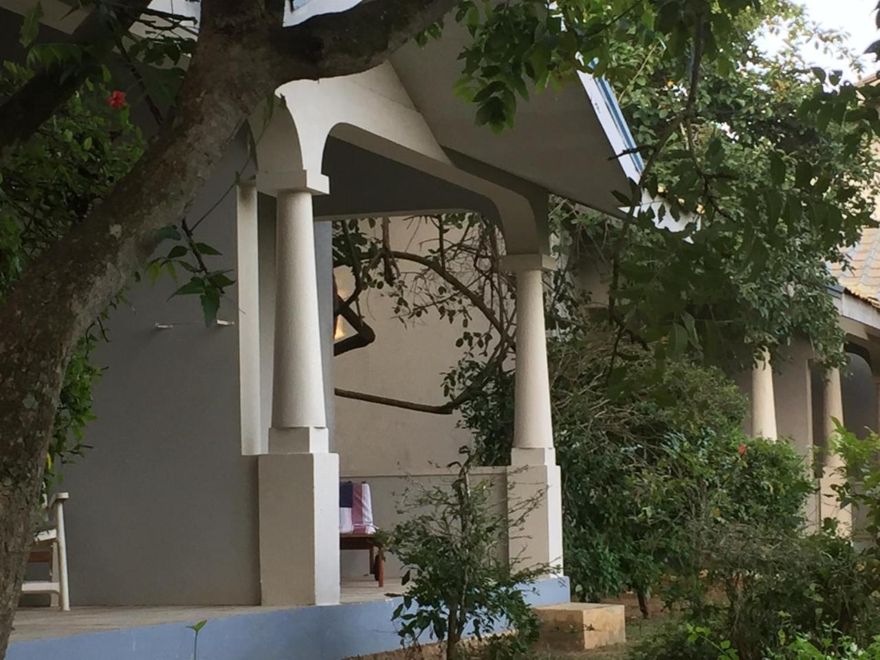 The Oasis Beach Resort Hambantota Exteriör bild