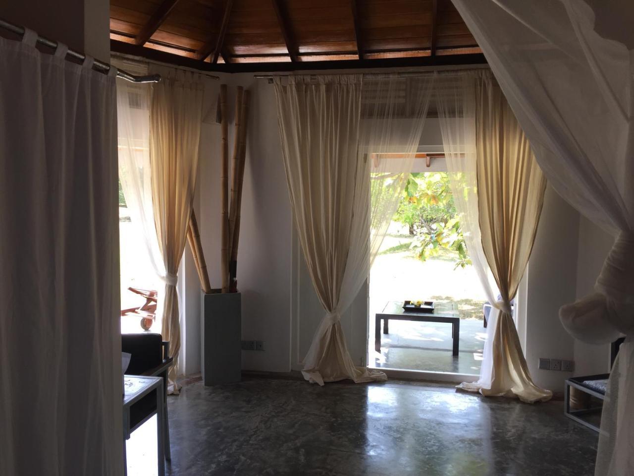 The Oasis Beach Resort Hambantota Exteriör bild