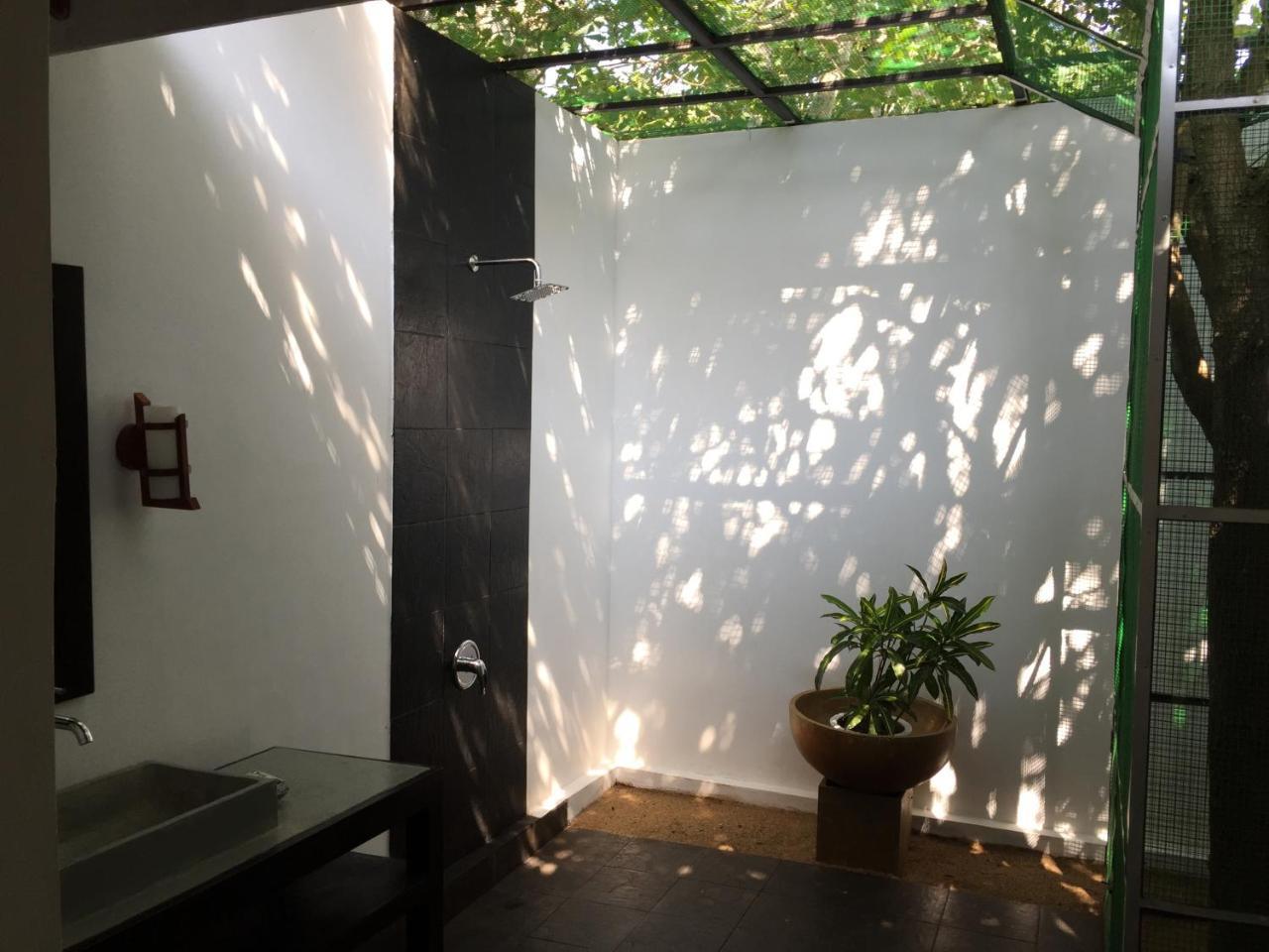The Oasis Beach Resort Hambantota Exteriör bild